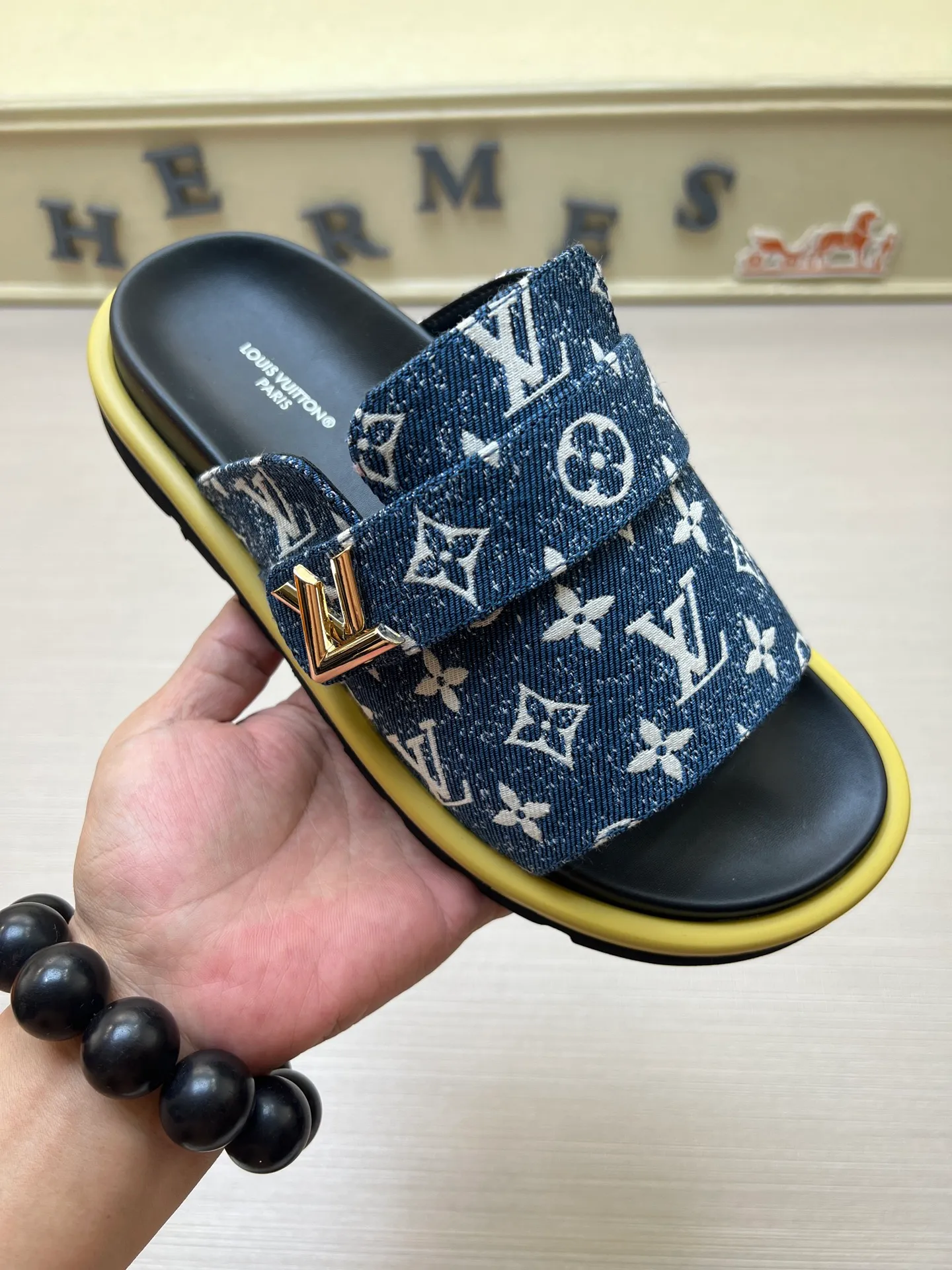 Factory price: 360💰【LOUIS VUITTON】Louis Vuitton, LV printing, men's and women's slippers are on the market, drawer box packaging with cloth bag, card, the upper pattern looks very soft and waxy, super versatile leg slimming artifact. Fabric: imported denim/canvas/old fabric, LV hardware LOGO, official website pattern printing, comfortable to wear, foot pads: high elastic men's shoes💰U water table. Sole: foam sole, heel height: about 5cm. Code number: 35-46, 35, 45, 46 are custom-made and non-returnable. Color: multiple colors and styles available.